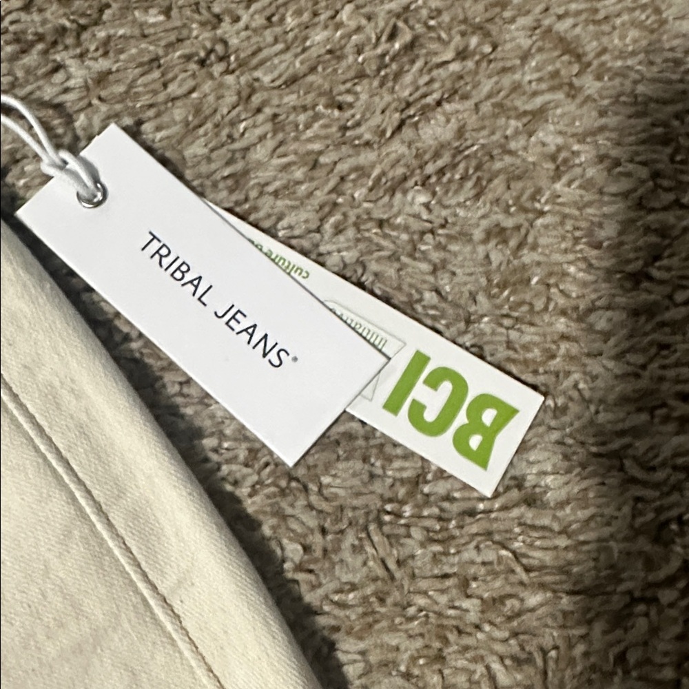 NWT Tribal Audrey Cream Cropped Embroidered Jeans Size 10 - Picture 6 of 9